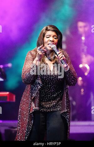 Hambourg, Allemagne. Le 05 Mar, 2017. Le chanteur de Kaïn à Hambourg, Allemagne, 05 mars 2017. Gloria Gaynor est devenu célèbre dans le monde en 1978 avec son tube "I will survive" Photo : Markus Scholz/dpa/Alamy Live News Banque D'Images