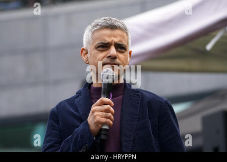 Sadiq Khan inscrivez-vous la Journée internationale de la femme, mars mars # 4femmes parle et de préformes exige l'égalité de rémunération entre les femmes et bienvenue chercher refuge fuit de zone de guerre à l'écope,London,UK. Par Voir Li Banque D'Images