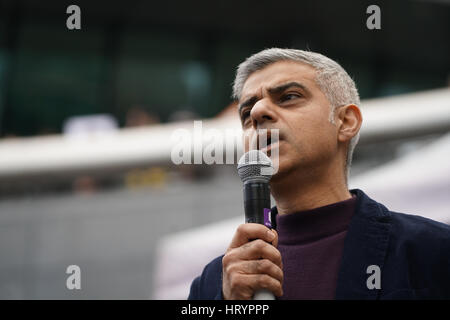 Sadiq Khan inscrivez-vous la Journée internationale de la femme, mars mars # 4femmes parle et de préformes exige l'égalité de rémunération entre les femmes et bienvenue chercher refuge fuit de zone de guerre à l'écope,London,UK. Par Voir Li Banque D'Images