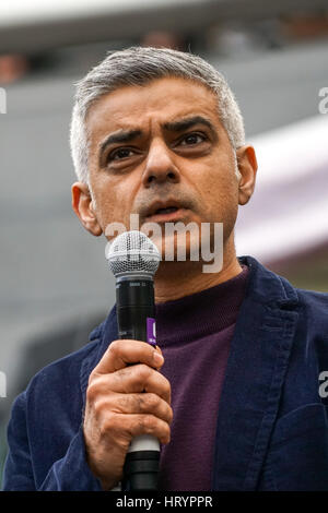 Sadiq Khan inscrivez-vous la Journée internationale de la femme, mars mars # 4femmes parle et de préformes exige l'égalité de rémunération entre les femmes et bienvenue chercher refuge fuit de zone de guerre à l'écope,London,UK. Par Voir Li Banque D'Images