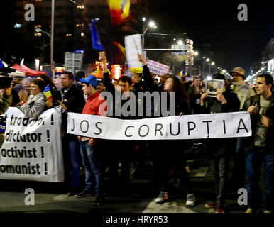 Bucarest, Roumanie Le 05 Mar, 2017 BUCAREST, ROUMANIE - 5 mars 2017 : une cinquième dimanche de manifestations anti-gouvernementales a vu 7000 personnes défilent dans les rues de la capitale à l'appui de l'ADN, l'ant la corruption active, que le gouvernement cherche à affaiblir ou à proximité et la dépolitisation de la cour constitutionnelle qui a trouvé l'ADN avait usurpé le rôle de parliamennt dans l'enquête sur la falsification et la destruction de documents par le gouvernement pendant la récente promulgation d'ordonnances d'urgence . Derrière des banderoles de 'Dpropre avec la corruption" et les paroles de la fin de l'Paturca «Imnul Cristi Rendez Banque D'Images