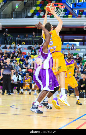 Boîte de cuivre Arena, London, 5e Mar 2017. Les Lions' Zak Wells (5) tire un point dans le panier. Les tensions exacerbées dans le BBL Championnat match entre l'équipe d'accueil des visiteurs et les Lions Londres Leeds la Force. Les Lions 81-92 Londres lâche. Credit : Imageplotter News et Sports/Alamy Live News Banque D'Images