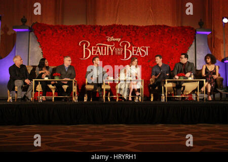 Los Angeles, USA. Le 05 Mar, 2017. Alan Menken, Audra McDonald, Bill Condon, Dan Stevens, Emma Watson, Luke Evans, Josh Gad, Gugu Mbatha-Raw 03/05/2017 "La Belle et la bête' conférence de presse tenue à la Montage Beverly Hills à Los Angeles, CA Photo : Cronos/Hollywood News Crédit : Cronos Foto/Alamy Live News Banque D'Images