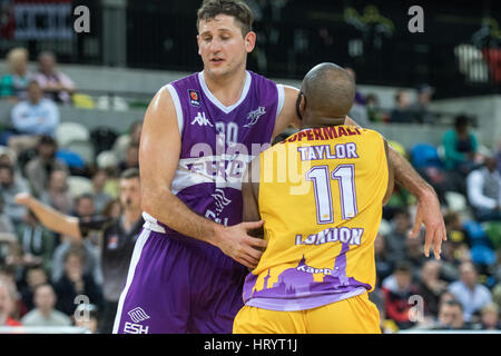 Londres, Royaume-Uni. 5 mars, 2017. Force Leeds Londres 92-81 défaite des Lions à Copper box, Parc Olympique, Londres. Aucune force de Leeds 30 Rob Marsden et London Lions' non 11 Zaïre Taylor. Carol Moir/AlamyLiveNews de crédit. Banque D'Images