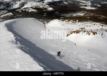 Mammoth Lakes, California, USA. 4e Mar, 2017. Prendre les skieurs sur le sentier raide black diamond double appelé 'Climax' à partir de la 11.000ft sommet à Mammoth Mountain Resort. 43 pieds de neige sont tombés sur le Mammoth Mountain Ski Resort dans le sud de la Californie jusqu'à présent cette saison, avec la neige accumulée autour des cabines et des allées. Autoroutes et les écoles de la Sierra ont été fermées à l'occasion, et les pompiers ont du mal à trouver d'incendie. Nouvelles mesures depuis le ministère des Ressources en eau de la Californie montrent que l'hiver humide incroyablement a donné lieu à un niveau historiquement élevé snowp Banque D'Images