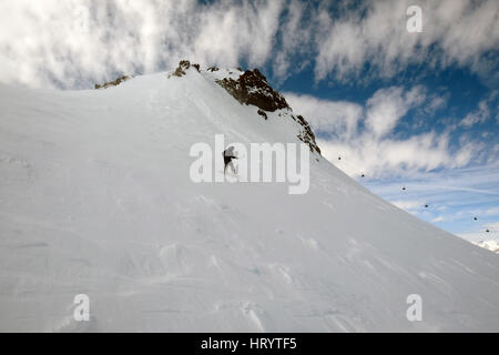 Mammoth Lakes, California, USA. 4e Mar, 2017. Snowboarder avec stick selfies en dessous du sommet de 11.000ft sur le Mammoth Mountain Trail BLACK DIAMOND 'Dave's Run.' 43 pieds de neige sont tombés sur le Mammoth Mountain Ski Resort dans le sud de la Californie jusqu'à présent cette saison, avec la neige accumulée autour des cabines et des allées. Autoroutes et les écoles de la Sierra ont été fermées à l'occasion, et les pompiers ont du mal à trouver d'incendie. Nouvelles mesures depuis le ministère des Ressources en eau de la Californie montrent que l'hiver humide incroyablement a donné lieu à un niveau historique de l'enneigement Banque D'Images