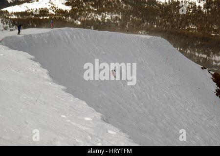 Mammoth Lakes, California, USA. 4e Mar, 2017. Prendre les skieurs sur le sentier raide black diamond double appelé 'Climax' à partir de la 11.000ft sommet à Mammoth Mountain Resort. 43 pieds de neige sont tombés sur le Mammoth Mountain Ski Resort dans le sud de la Californie jusqu'à présent cette saison, avec la neige accumulée autour des cabines et des allées. Autoroutes et les écoles de la Sierra ont été fermées à l'occasion, et les pompiers ont du mal à trouver d'incendie. Nouvelles mesures depuis le ministère des Ressources en eau de la Californie montrent que l'hiver humide incroyablement a donné lieu à un niveau historiquement élevé snowp Banque D'Images