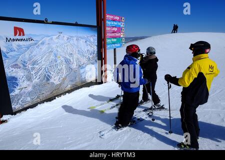 Mammoth Lakes, California, USA. 4e Mar, 2017. Un membre d'une patrouille de ski de mammouth (veste jaune) répond aux questions des visiteurs. Ski et snowboard riders profiter du niveau historique de la neige sur les pentes à Mammoth Mountain Ski Resort. 43 pieds de neige sont tombés sur le Mammoth Mountain Ski Resort dans le sud de la Californie jusqu'à présent cette saison, avec la neige accumulée autour des cabines et des allées. Autoroutes et les écoles de la Sierra ont été fermées à l'occasion, et les pompiers ont du mal à trouver d'incendie. Nouvelles mesures depuis le ministère des Ressources en eau de la Californie montrent que la Californie Banque D'Images