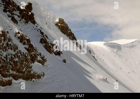 Mammoth Lakes, California, USA. 4e Mar, 2017. Prendre les skieurs sur le sentier raide black diamond double appelé 'Hangman's Hollow' ci-dessous le sommet à Mammoth Mountain Resort. 43 pieds de neige sont tombés sur le Mammoth Mountain Ski Resort dans le sud de la Californie jusqu'à présent cette saison, avec la neige accumulée autour des cabines et des allées. Autoroutes et les écoles de la Sierra ont été fermées à l'occasion, et les pompiers ont du mal à trouver d'incendie. Nouvelles mesures depuis le ministère des Ressources en eau de la Californie montrent que l'hiver humide incroyablement a donné lieu à un niveau historique de sno Banque D'Images