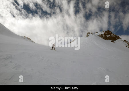 Mammoth Lakes, California, USA. 4e Mar, 2017. Snowboarder avec stick selfies en dessous du sommet de 11.000ft sur le Mammoth Mountain Trail BLACK DIAMOND 'Dave's Run.' 43 pieds de neige sont tombés sur le Mammoth Mountain Ski Resort dans le sud de la Californie jusqu'à présent cette saison, avec la neige accumulée autour des cabines et des allées. Autoroutes et les écoles de la Sierra ont été fermées à l'occasion, et les pompiers ont du mal à trouver d'incendie. Nouvelles mesures depuis le ministère des Ressources en eau de la Californie montrent que l'hiver humide incroyablement a donné lieu à un niveau historique de l'enneigement Banque D'Images