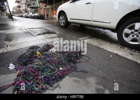 La Nouvelle-Orléans, Louisiane, Etats-Unis. 28 Février, 2017. Un tas de perles Mardi Gras se trouve dans les rues du quartier français de la Nouvelle Orléans, Louisiane USA le 28 février 2017. La Nouvelle Orléans est de célébrer le Mardi Gras, dernier jour de célébrations de Mardi Gras. Crédit : Dan Anderson/ZUMA/Alamy Fil Live News Banque D'Images