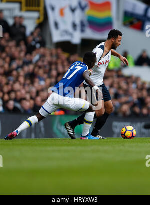 Londres, Grande-Bretagne. 5Th Mar, 2017. Moussa Dembele (R) de Tottenham Hotspur rivalise avec Idrissa Gueye de Everton au cours de l'English Premier League match entre Everton et Tottenham Hotspur à White Hart Lane Stadium à Londres, la Grande-Bretagne, le 5 mars 2017. Credit : Han Yan/Xinhua/Alamy Live News Banque D'Images