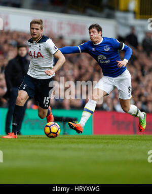 Londres, Grande-Bretagne. 5Th Mar, 2017. Ross Barkley (R) d'Everton rivalise avec Eric Dier de Tottenham Hotspur lors de l'English Premier League match entre Everton et Tottenham Hotspur à White Hart Lane Stadium à Londres, la Grande-Bretagne, le 5 mars 2017. Credit : Han Yan/Xinhua/Alamy Live News Banque D'Images