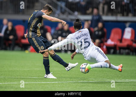 Vancouver, Canada. 5 mars, 2017. Sheanon Williams (25) des Whitecaps de Vancouver essayer de bloquer une passe de Chris Pontius (13) de l'Union de Philadelphie. Whitecaps de Vancouver d'ouverture à domicile contre l'Union de Philadelphie, BC Place Stadium. Le jeu se termine jusqu'scoreless. © Gerry Rousseau/Alamy Live News Banque D'Images