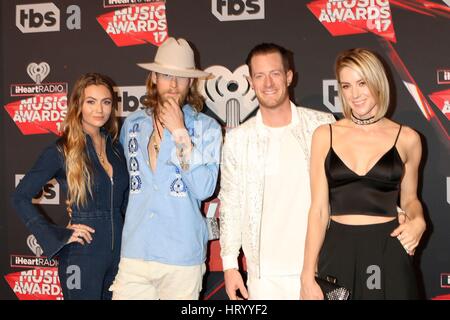 Inglewood, CA. 5Th Mar, 2017. Brittney Marie Cole, Brian Kelley, Tyler Hubbard, Hayley Stommel aux arrivées pour le 2017 iHeartRadio Music Awards, le Forum, Inglewood, CA, 5 mars 2017. Credit : Priscilla Grant/Everett Collection/Alamy Live News Banque D'Images