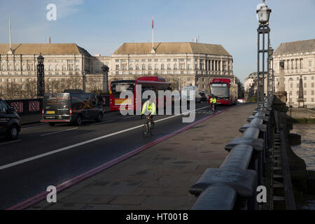 Londres, Royaume-Uni. 6Th Mar, 2017. Tôt le matin, ciel bleu au-dessus de Londres Crédit : Keith Larby/Alamy Live News Banque D'Images