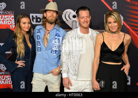 LOS ANGELES, CA. Mars 05, 2017 : Floride Géorgie Line - Brian Kelley & Tyler Hubbard & épouses - au iHeartRadio Music Awards 2017 au Forum, Los Angeles. Photo : Sarah Stewart Banque D'Images