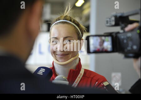 Belgrade, Serbie. 08Th Mar, 2017. L'athlète tchèque Denisa Rosolova blessé parle avec les journalistes à l'Europe d'athlétisme en salle à Belgrade, en Serbie, le 4 mars 2017. Denisa Rosolova blessé après avoir chuté au cours d'un 400 mètres de tour de qualification de la chaleur. Credit : Tibor Alfoldi/CTK Photo/Alamy Live News Banque D'Images