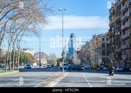 Barcelone, Espagne - 12 février 2014 : une vue d'une rue de Barcelone avec les voitures, les gens et les bâtiments modernes, Catalogne, Espagne. Banque D'Images