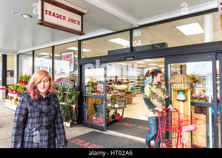 Fairfax, États-Unis - 25 novembre 2016 : Trader Joes au magasin d'entrée par Banque D'Images