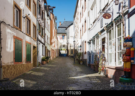 Bernkastel-Kues, Allemagne, le 21 avril 2015 : un village pittoresque avec ses maisons en bois typiques le long de la Moselle Banque D'Images