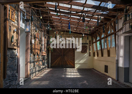 Bernkastel-Kues, Allemagne, le 21 avril 2015 : garage décoré avec des bouteilles de vin pendant du plafond. Banque D'Images