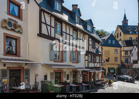 Bernkastel-Kues, Allemagne, le 21 avril 2015 : un village pittoresque avec ses maisons en bois typiques le long de la Moselle Banque D'Images