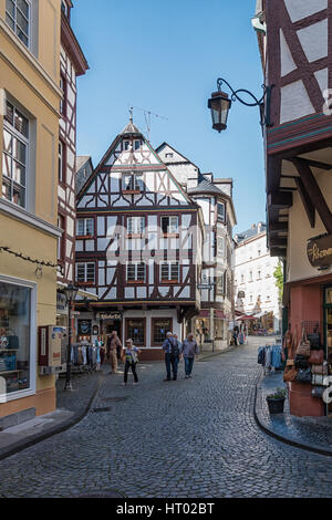 Bernkastel-Kues, Allemagne, le 21 avril 2015 : un village pittoresque avec ses maisons en bois typiques le long de la Moselle Banque D'Images