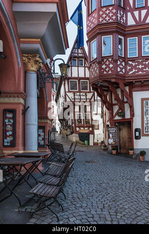 Bernkastel-Kues, Allemagne, le 21 avril 2015 : un village pittoresque avec ses maisons en bois typiques le long de la Moselle Banque D'Images