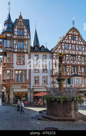 Bernkastel-Kues, Allemagne, le 21 avril 2015 : un village pittoresque avec ses maisons en bois typiques le long de la Moselle Banque D'Images