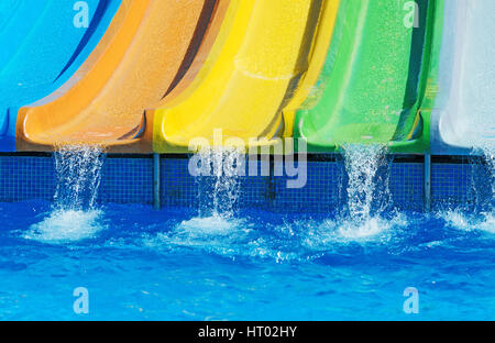 En plastique coloré toboggans dans parc aquatique. Banque D'Images