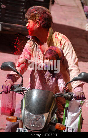 La communauté hindoue célèbre Holi, le festival de colores. Banque D'Images