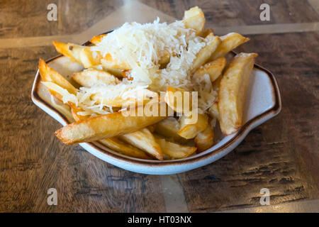 Accompagnement de frites pommes de terre Chips Fromage ébréché parsemé de fromage râpé Banque D'Images