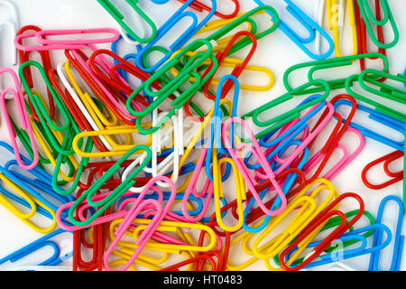 Trombones colorés sur fond blanc Banque D'Images