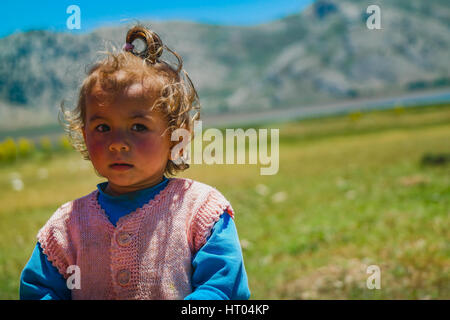 Mignon et timide petite fille portait en milieu rural Banque D'Images