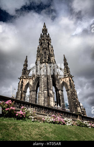 De gros nuages au-dessus de la célèbre Scott Monument à Édimbourg, Écosse Banque D'Images