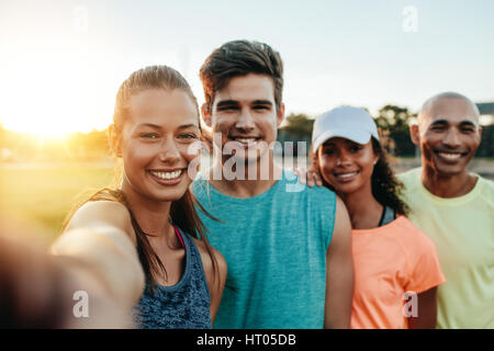 Jeunes amis faisant du jogging après selfies. Un après leur entraînement à selfies park. Banque D'Images