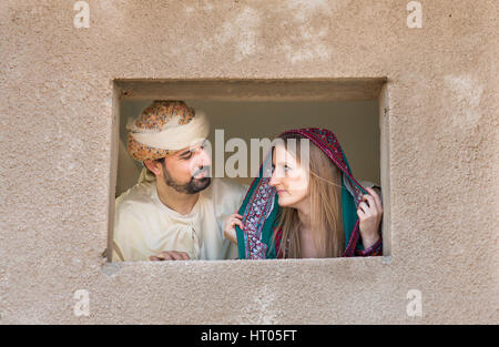 Une femme en robe traditionnelle omanaise dans un abondoned village dans un désert Banque D'Images