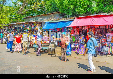 COLOMBO, SRI LANKA - 6 décembre 2016 : Le marché de Pettah est célèbre monument de la ville avec une large gamme de produits différents, le 6 décembre à Colombo. Banque D'Images