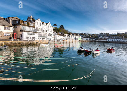 Bateaux sur la rivière et le port de St Mawes Cornwall en Angleterre, avec la mer bleue sur une journée ensoleillée et de la ville sur la colline Banque D'Images