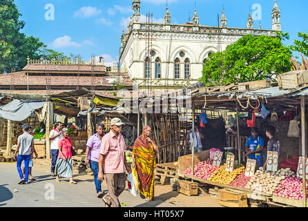 COLOMBO, SRI LANKA - 6 décembre 2016 : Le bâtiment néo-gothique de la vieille ville de Hall à Pettah, entouré de slum marché agricole, sur Décembre Banque D'Images