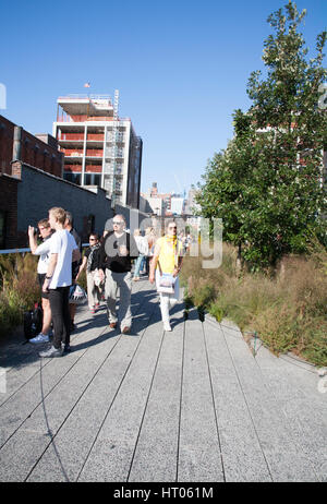 Des gens assis et se promener le long de la ligne élevée entre le Meatpacking District et Chelsea Manhattan New York USA Banque D'Images