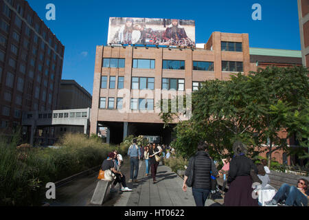 Des gens assis et se promener le long de la ligne élevée entre le Meatpacking District et Chelsea Manhattan New York USA Banque D'Images