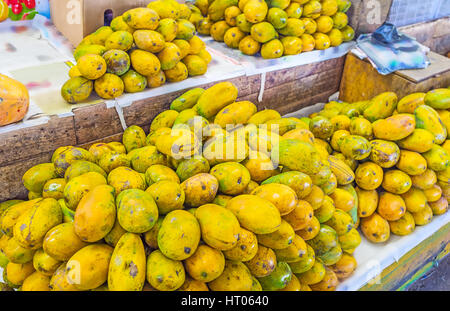 Les tas de papaye jaune sur le comptoir de l'étal dans marché Fose, Colombo, Sri Lanka. Banque D'Images