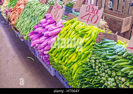 Le comptoir de l'étal coloré en vert foncé - Marché des Fose bamia, poivron vert lumineux et les haricots, violet et aubergine carotte orange dans séparés hea Banque D'Images