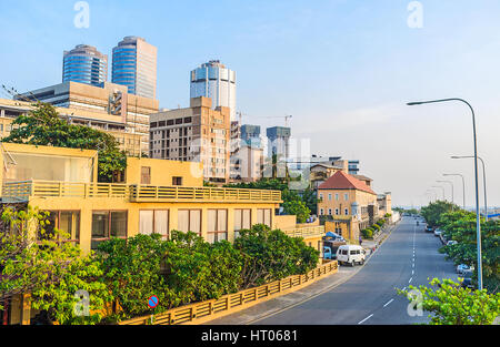 Le quartier côte à côté du nouveau phare, les bâtiments et ombragé, promenade le long de l'Cahaithya Road, Colombo, Sri Lanka. Banque D'Images