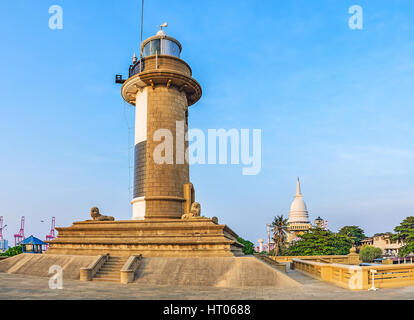 Le nouveau phare de Colombo avec le stupa de Chaithya Annuttara Samyak Temple sur l'arrière-plan, le Sri Lanka. Banque D'Images