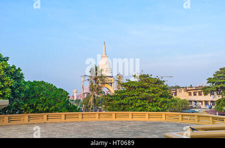 Le Chaithya Annuttara Samyak Temple Bouddhiste, construit sur deux arches en béton qui se croisent est vu derrière les arbres du nouveau phare, Colombo, Sri L Banque D'Images