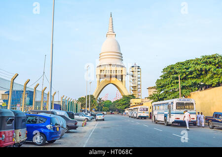 COLOMBO, SRI LANKA - 6 décembre 2016 : Le Chaithya Annuttara Samyak Temple Bouddhiste, construit sur deux arches en béton qui se coupent, situé sur Chaithya Road, nex Banque D'Images