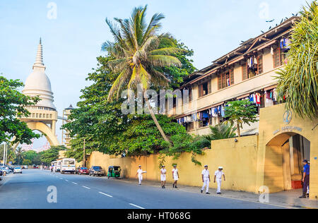 COLOMBO, SRI LANKA - 6 décembre 2016 : la construction navale, de l'Administration centrale et Chaithya Annuttara Samyak Temple Bouddhiste, construit sur croisée d'arches en béton Banque D'Images